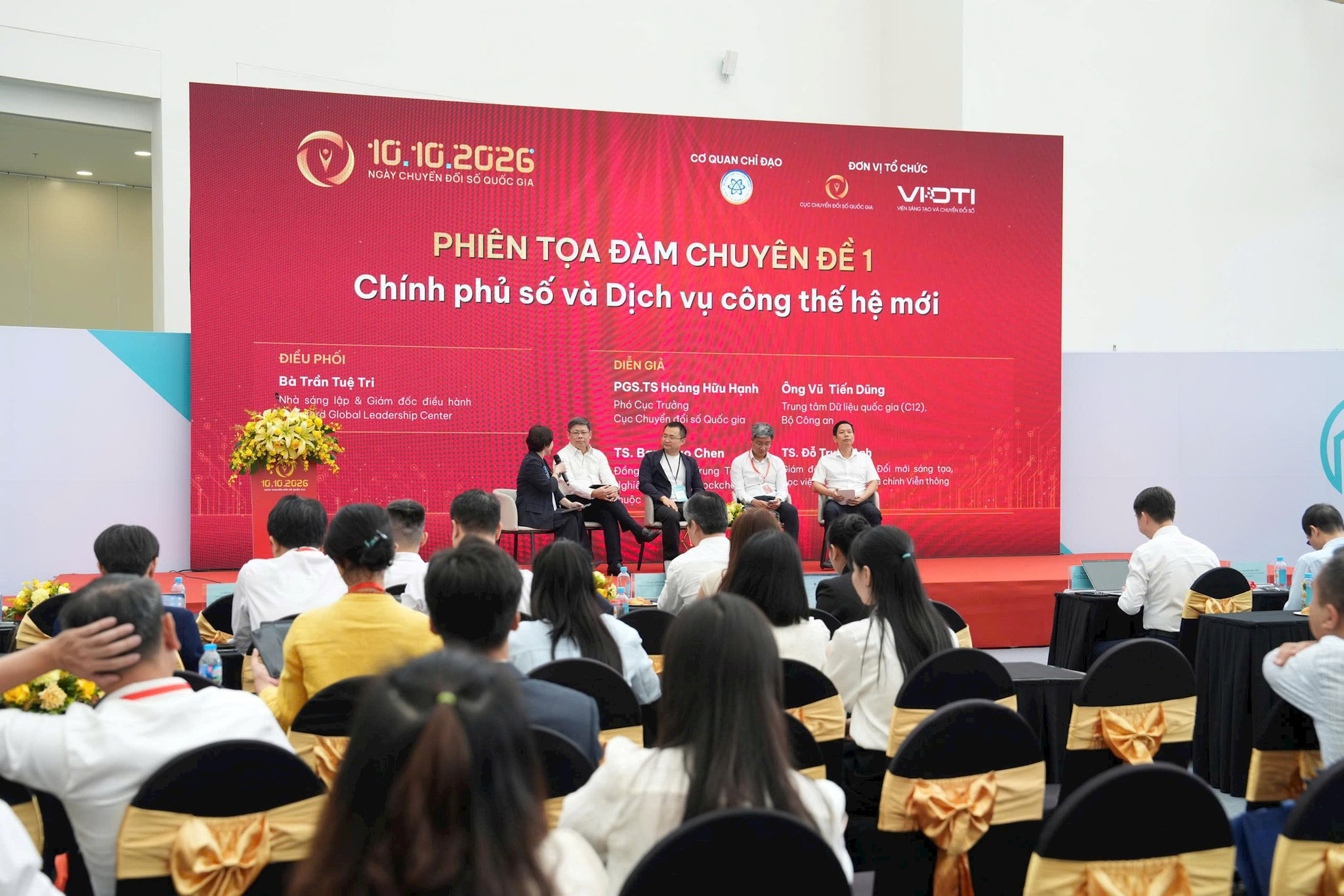 Panel discussion on digital government and next-generation public services.